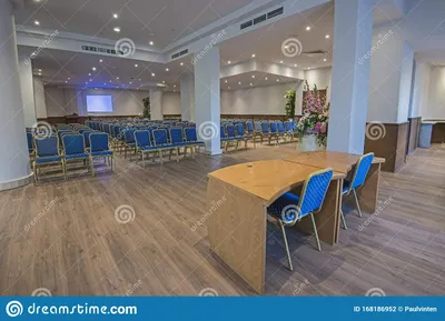 Интерьер большого зала заседаний конференции в роскошном отеле Стоковое  Фото - изображение насчитывающей роскошь, лекция: 168186952