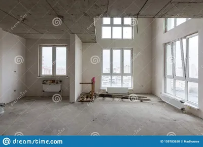 Просторная гостиная в новом здании с витражами и вторым светом Стоковое  Фото - изображение насчитывающей нутряно, конкретно: 159783630