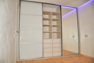 Заказать или купить белый трехдверный встроенный шкаф с зеркальными дверями