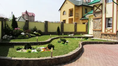 Дизайн двора частного дома своими руками, фото современных дворов