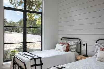 Маленькие спальни с стенами из вагонки – 135 лучших фото дизайна интерьера  спальни | Houzz Россия