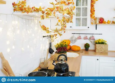 современная кухня в светлых тонах с осенним декором оранжевые тыквы для  хэллоуина ручной работы гирлянды на стене стильная мебель Стоковое  Изображение - изображение насчитывающей ð¿ñ€ð°ð·ð, ð¸ð¼ñƒñ‰ðµñ ñ‚ð²o:  223346371