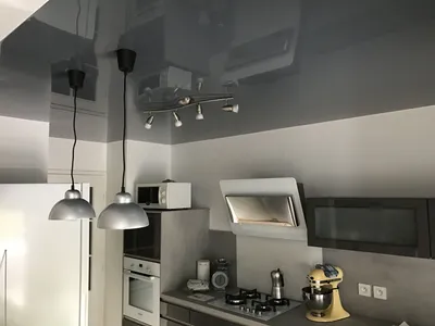 Серый натяжной потолок на кухне - 33 фото