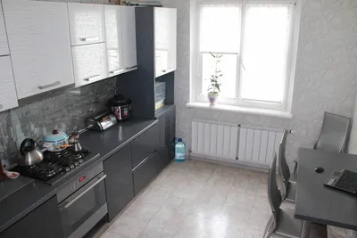Дизайн Г-образной черно-белой кухни 12 кв.м (10 фото)