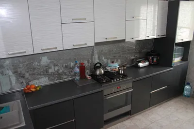 Дизайн угловой черно-белой кухни 12 кв.м