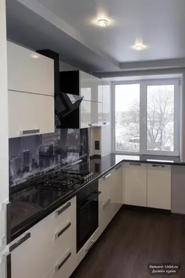 Черно-белая кухня с глянцевыми фасадами и фартуком из стекла