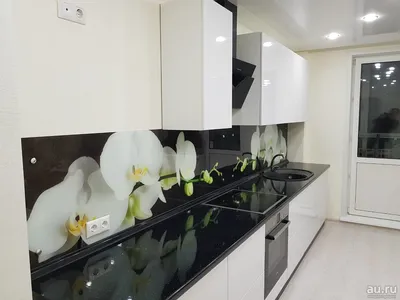 Белая кухня с черным фартуком - 69 фото