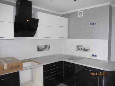 Ремонт и дизайн угловой черно-белой кухни в стиле модерн (22 фото)
