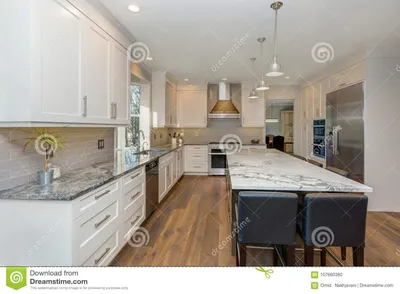 Красивый черно-белый дизайн кухни Стоковое Фото - изображение насчитывающей  дом, счетчик: 107660380