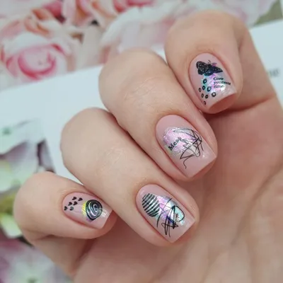 Маникюр с цветочными слайдерами в лиловом цвете на короткие ногти.