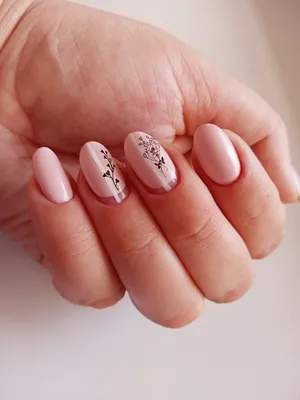Маникюр с лунным дизайном и растительными слайдерами в розовом цвете на  короткие ногти.