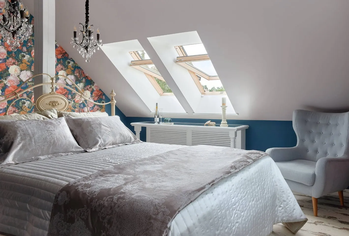 Интерьер спальни со скошенным потолком с одной стороны (71 фото)