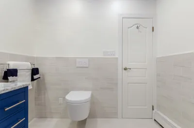 Белая плитка в туалете: фото и советы по оформлению дизайна