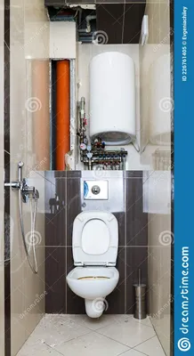 ремонт туалета. туалет с удаленными плитками из-за необходимости замены  переходной платы и труб. стена сложной трубопроводной сист Стоковое  Изображение - изображение насчитывающей части, рамка: 226761405