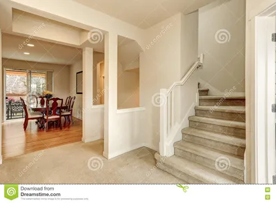 Бежевая прихожая при лестница водя вверх Стоковое Фото - изображение  насчитывающей пусто, свет: 79042554