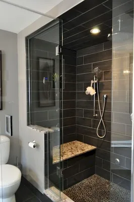 маленькая ванная комната с душем и стиральной машиной. дизайн интерьера  Стоковое Фото - изображение насчитывающей ново, сгабривая: 217189228