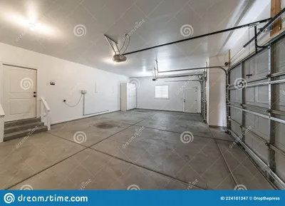 интерьер гаража с двойными автоматическими дверями и бетонным полом  Стоковое Изображение - изображение насчитывающей ð²oð¹ð½ð¸ðº, ð¿ñ€oñ  ñ‚oñ€ð½o: 224101347