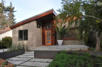 Крыльцо для частного дома: проект для деревянного, дизайн навеса в  загородном, оформление закрытого, отделка, фото, видео