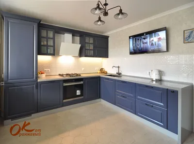 Кухня в благородном синем цвете в стиле нео-классика. Цвет- тренд 2020  года. Угловой кухонный гарнитур со встроенным холод… | Темно-синяя кухня,  Кухня, Планы кухни