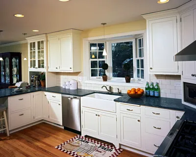 Встроенные кухни с окном - 75 фото