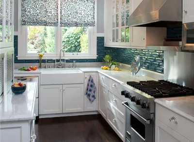 Дизайн маленькой кухни с окном - 75 фото