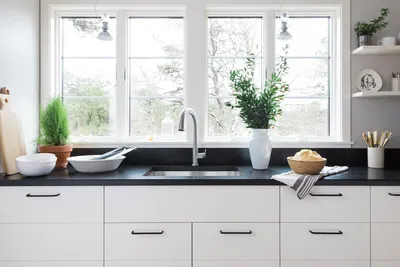 Дизайн кухни с мойкой у окна (35 фото) – плюсы и минусы расположения,  советы по оформлению