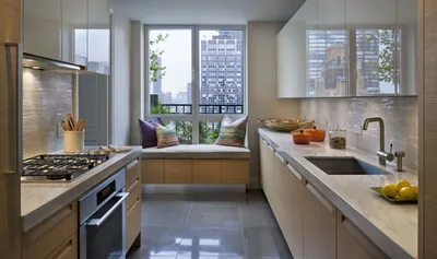 Дизайн кухни с окном в частном доме или в квартире, интерьер рабочей зоны,  проекты с фото