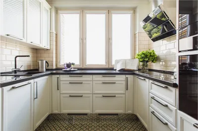 Дизайн п образной кухни с окном - 69 фото
