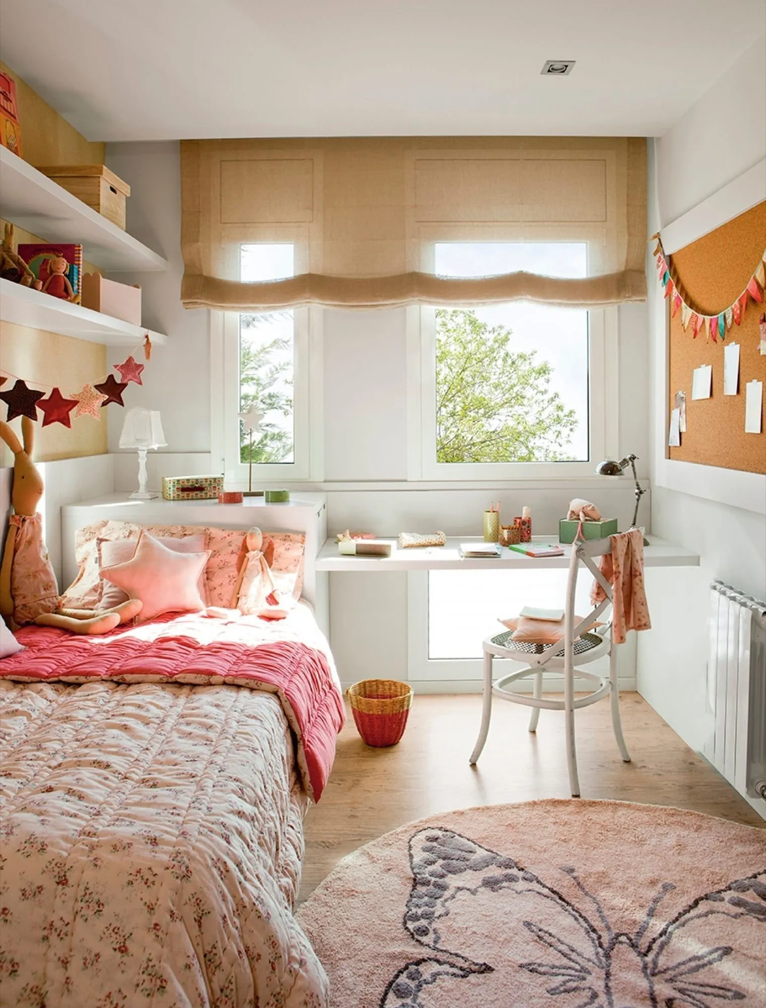 Небольшая комнатка. Декор маленькой комнаты. Интерьер маленькой комнаты. Маленькая уютная комната. Интерьер комнаты для девочки.
