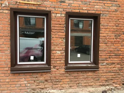 Белые окна с коричневыми откосами и коричневые окна пластиковые внутри с  белыми откосами - 6 фото
