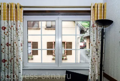Окна снаружи с видом на векторный дизайн серого дома векторное изображение  ©grgroupstock 370078478