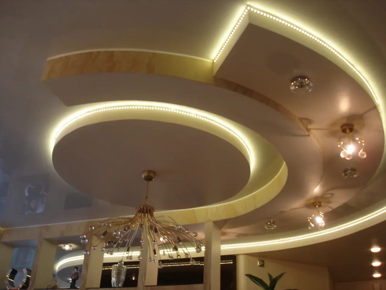 Дизайн потолка из гипсокартона в зале - 74 фото