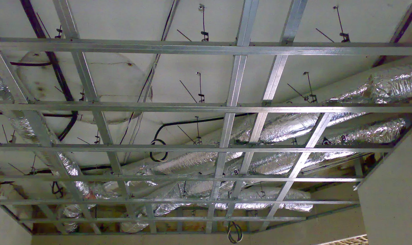 Как делать потолок из гипсокартона. Потолочный блок ГКЛ на каркасе п112. Армстронг потолок шумоизоляционный. Потолочный каркас. Каркас подвесного потолка.