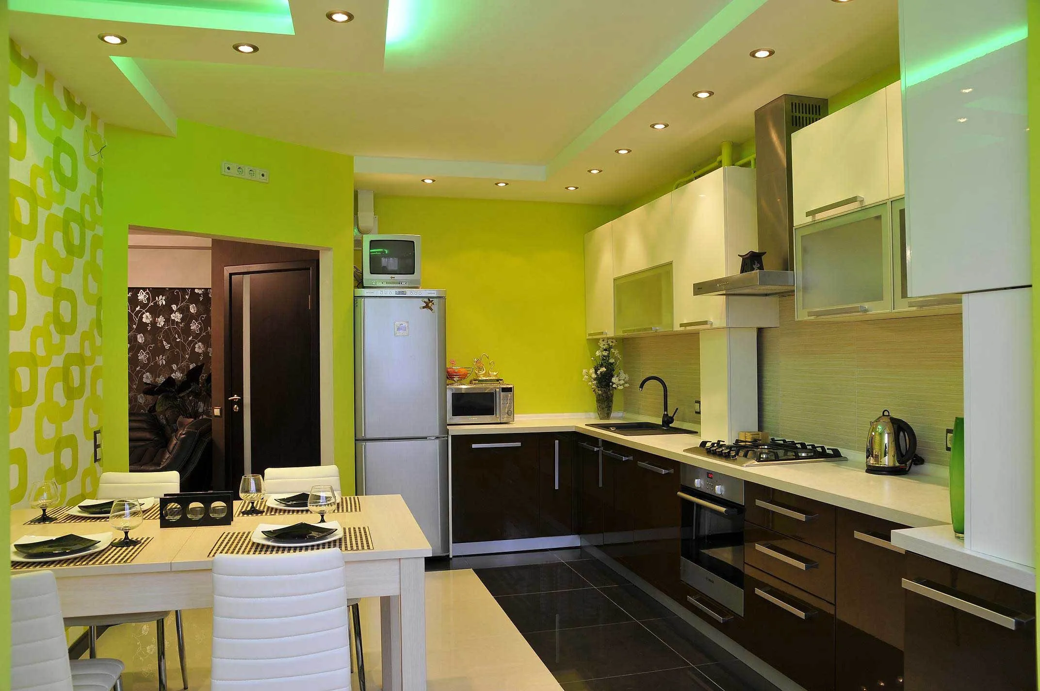 Какой лучше натяжной на кухне. Кухня с зелеными стенами. Кухни салатовые. Кухня в зеленых тонах. Дизайнерское освещение кухни.