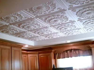 Пенопластовые плитки для потолка - современная отделка. Плитка для потолка  из пенопласта и ее особенности