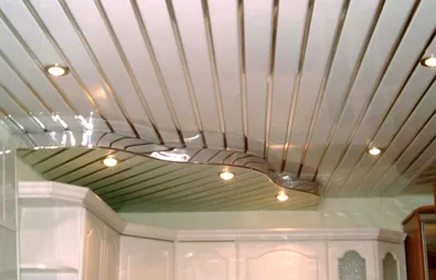 Потолок на кухне из панелей ПВХ и плитки из пенопласта: фото инструкция