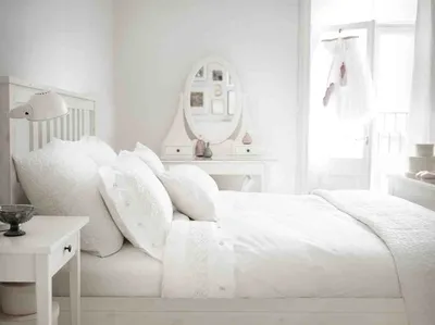 Белая спальня - фото идие элегантного оформления спальни в светлых тонах