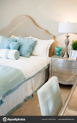 Красивая Сине Белая Спальня Двуспальной Кроватью стоковое фото ©YAYImages  262375790