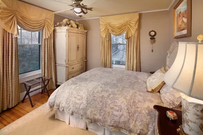 Интерьер и дизайн штор в спальной комнате | Красивые варианты оформления  окон