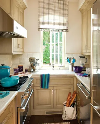Дизайн узкой кухни с окном - 71 фото