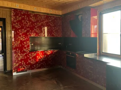 Красная кухня с печатью на фасадах + высокий лак