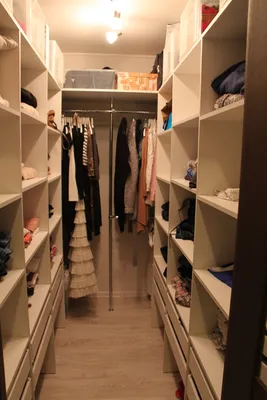 10 лучших идей гардеробных в маленькой спальне - с фото примерами |  Реконструкция шкафа, Макет шкафа, Переделка гардероба
