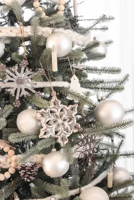Дизайн новогодней елки 2021 - фото с белыми шарами | Дизайн в стиле Прованс  - французский стиль кантри в вашем доме