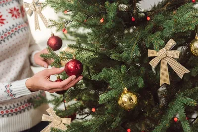 Как нарядить елку в Новый год 2021: елки, украшенные в современном стиле -  статьи и советы на Furnishhome.ru