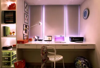 Стол у окна: письменный, в детской комнате, компьютерный, идеи интерьера,  дизайн со стеллажом