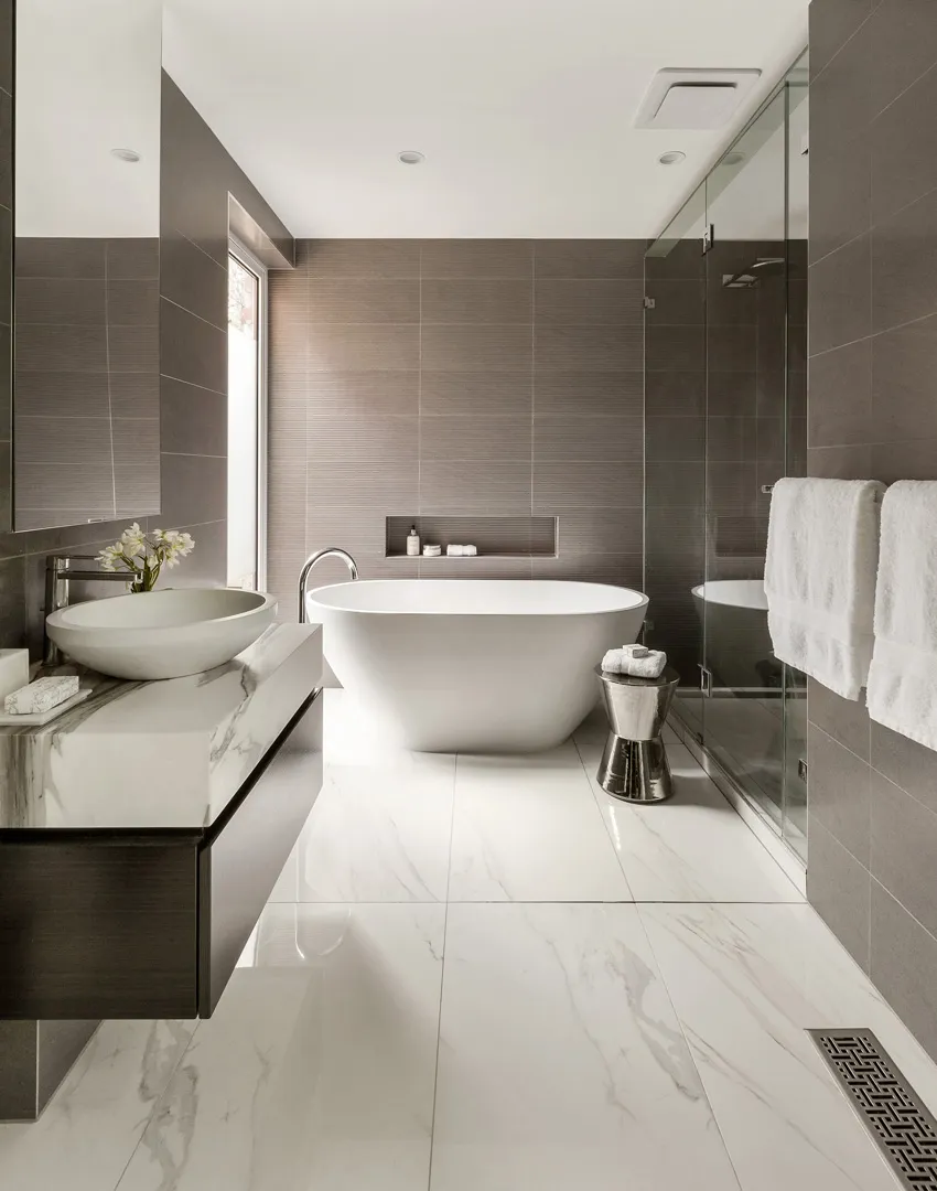 интерьер ванной комнаты в частном доме в современном стиле