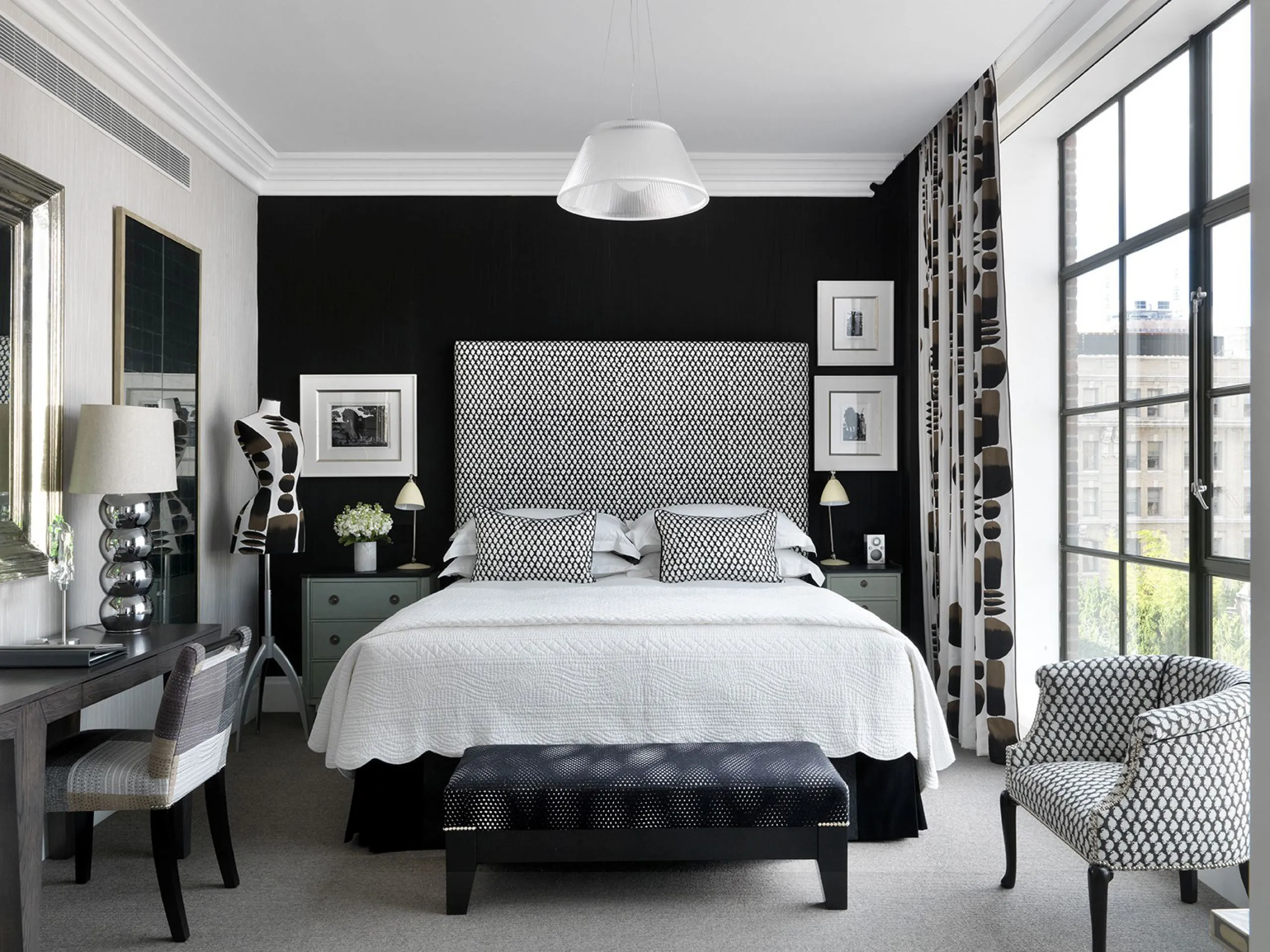 сочетание черной и белой мебели в интерьере спальни