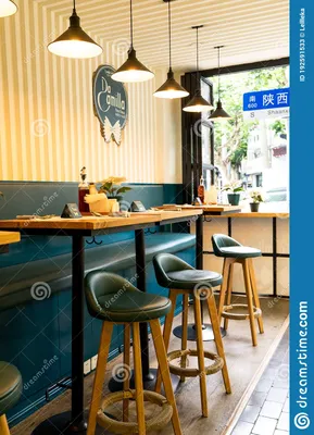 Современный итальянский ресторан в стиле с зеленой мебелью и желтыми  полосатых стенами в китае, Шанхай Редакционное Стоковое Фото - изображение  насчитывающей нутряно, обед: 192591533