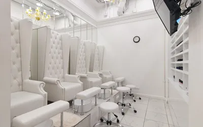 Интерьер салона красоты в белых тонах - 57 фото