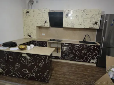 Черно-белая кухня с узорчатым фасадом - Образцы мебели на заказ